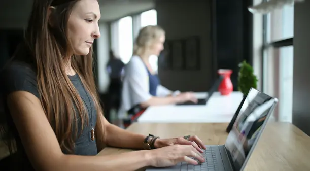 Standing Desk – Oakywood balance between movement and focus 5 Standing Desk – Oakywood balance between movement and focus